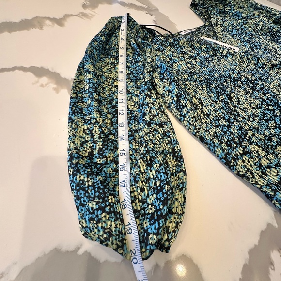 NWT Steve Madden top. Green with pattern.   Size M - Picture 4 of 11